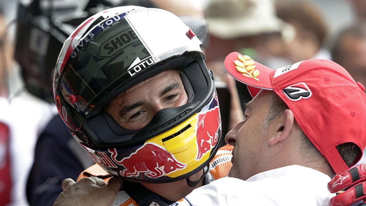 Marc Márquez es felicitado por un miembro de su equipo tras conseguir la 'pole' en Indianápolis