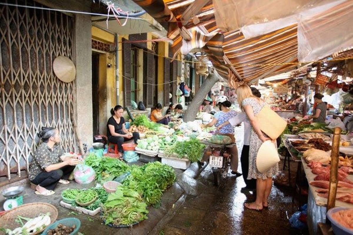 Mercado de productos frescos en Hanoi.