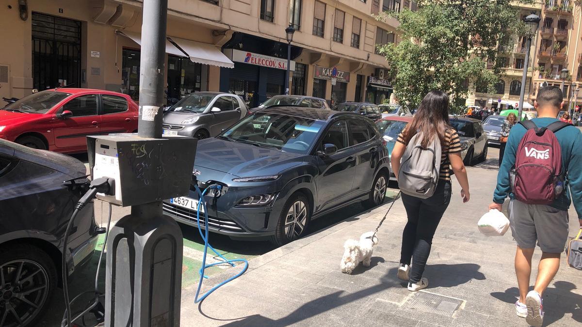 Punto de recarga para el coche eléctrico junto a la plaza de toros de València.