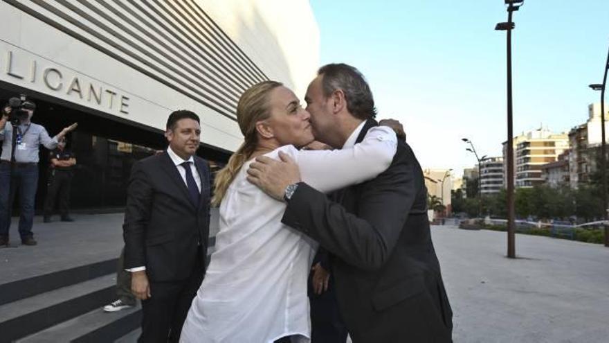 La alcaldesa, Sonia Castedo, saluda al presidente del Consell, Alberto Fabra, a las puertas del auditorio en junio