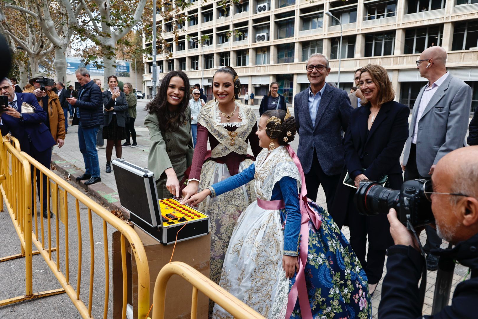 La primera "mascletà" de Marina y Maria Estela