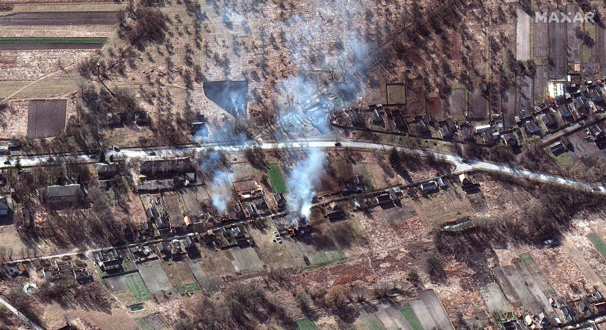 Una parte del convoy ruso y casas quemadas, al noroeste de Ivankiv (Ucrania).