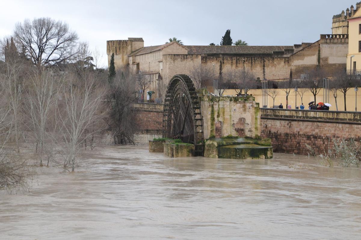El río Guadalquivir supera los 5,5 metros a su paso por Córdoba