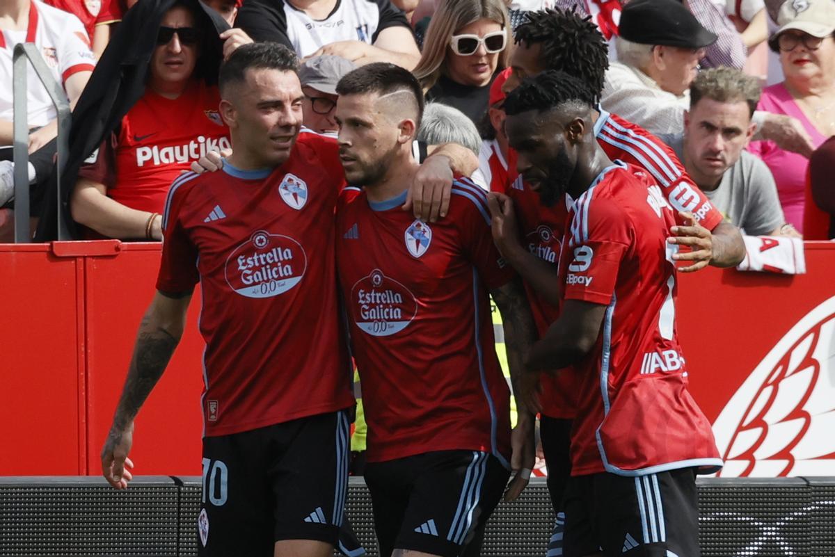 Los jugadores del Celta celebran el gol de Carles Pérez