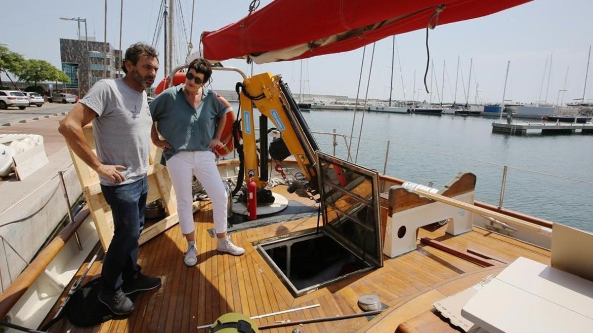 Francesca Fritz-Prguda conversa con Òscar Camps a bordo del `Astral¿, uno de los barcos de la oenegé OpenArms, en Badalona.