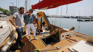 Francesca Fritz-Prguda conversa con Òscar Camps a bordo del ‘Astral’, uno de los barcos de la oenegé OpenArms, en Badalona.