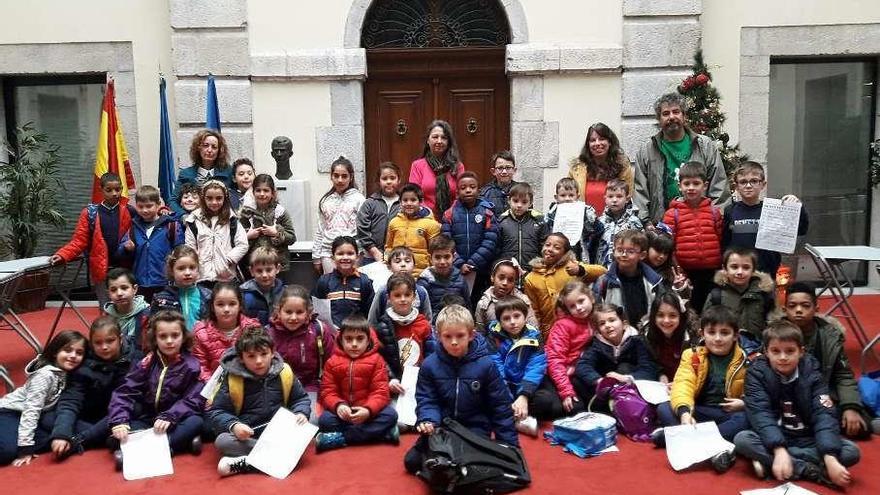 Escolares del colegio Peña Tú de Llanes visitan el Ayuntamiento