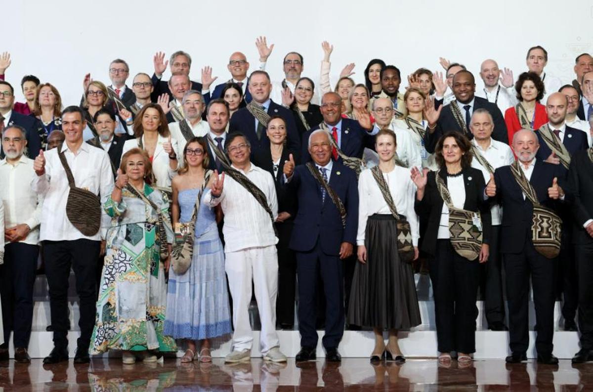 Líderes políticos de todo el mundo posan en la foto oficial de la cumbre CELAC-UE, en Colombia.
