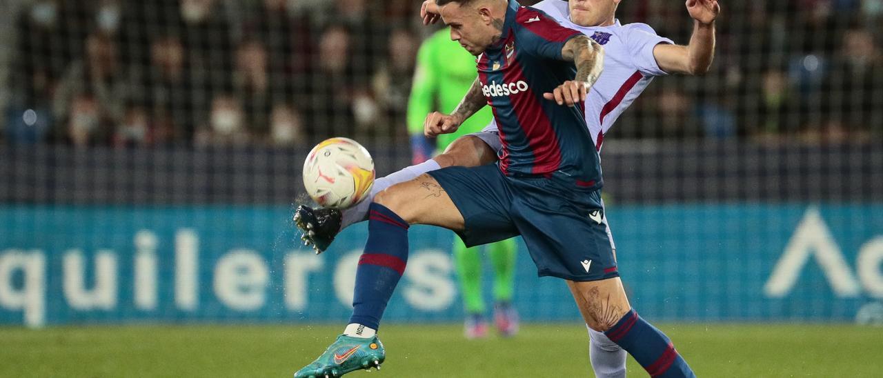 Roger Martí, jugador del Levante UD, se lesionó en el partido del domingo contra el Barcelona.