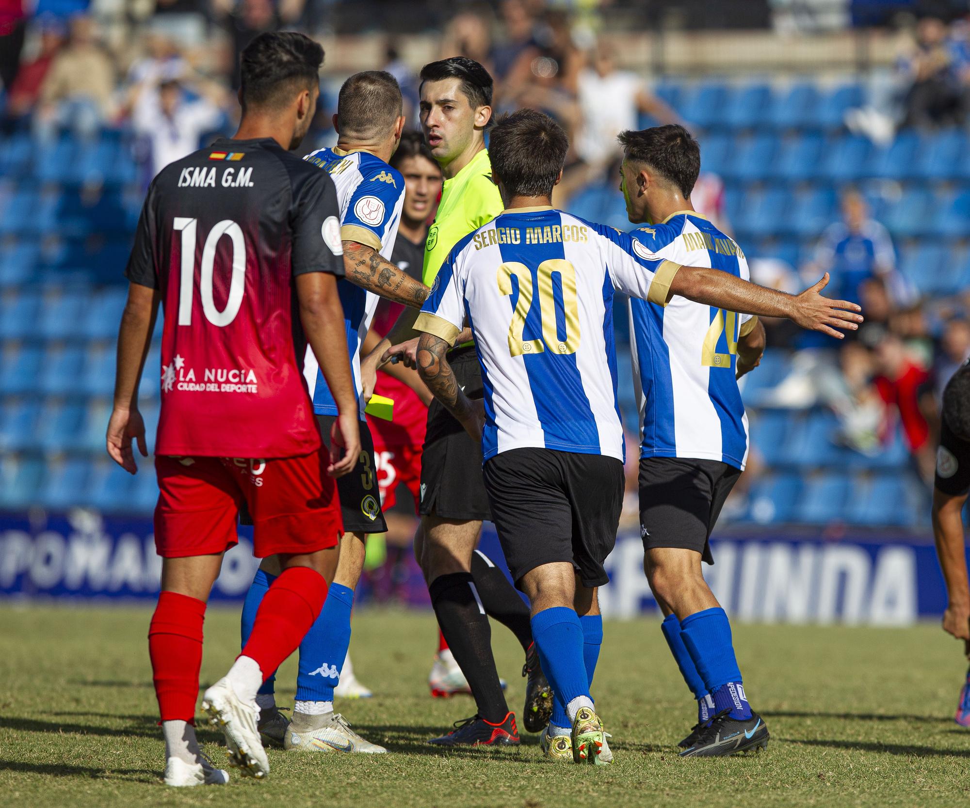 Los jugadores del Hércules protestan al colegiado murciano Fulgencio Madrid Martínez.