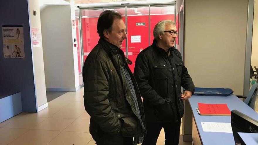 Manuel Santiago y José Fernández Blanco, ayer, en el Centro de Salud de Puebla.