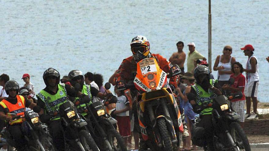 Marc Coma toma la salida en la tercera etapa seguido por motoristas de la policía. / maxi jonas