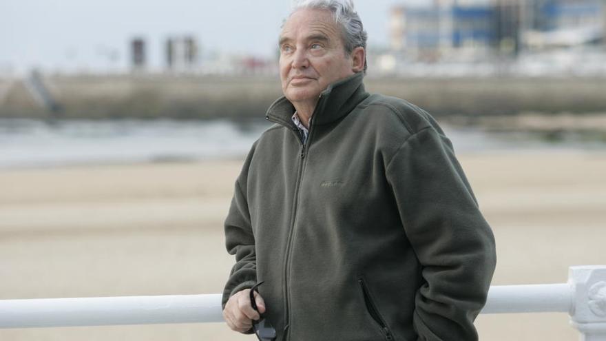 Luis Alvargonzález Romañá en el Paseo del Muro de San Lorenzo, en 2006.