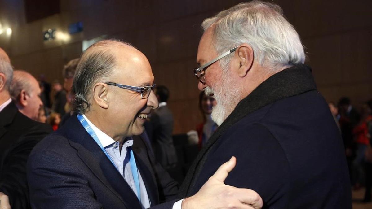 Cristóbal Montoro y Miguel Arias Cañete, durante una convención del PP, en enero del 2015.