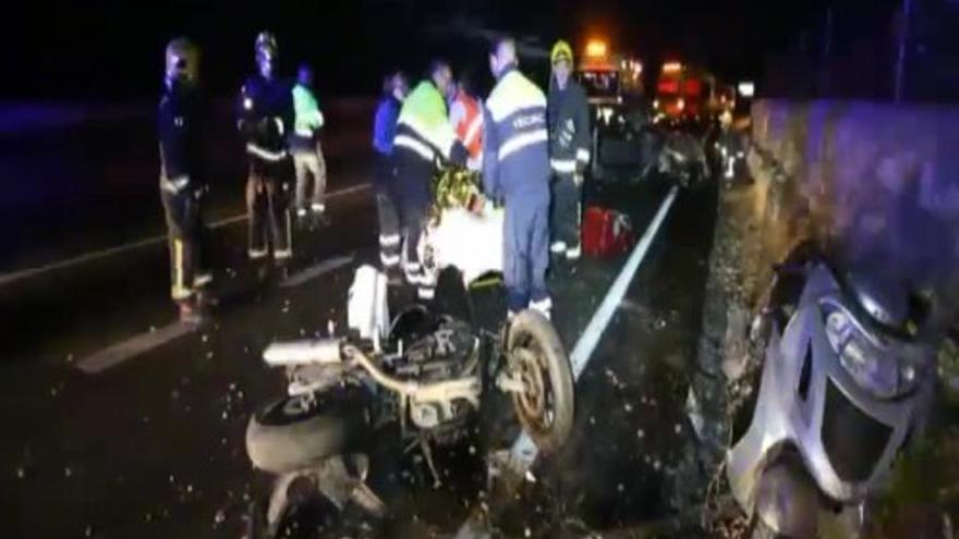 Mata a un motorista, hiere de gravedad a otro y se da a la fuga