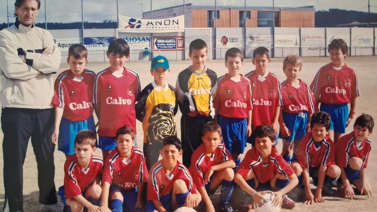 Equipo benjamín de las Escolas Luis Calvo 2004-05 con Angeliño, segundo por la derecha de pie; y Miguel Loureiro, agachado, el tercero por la izquierda