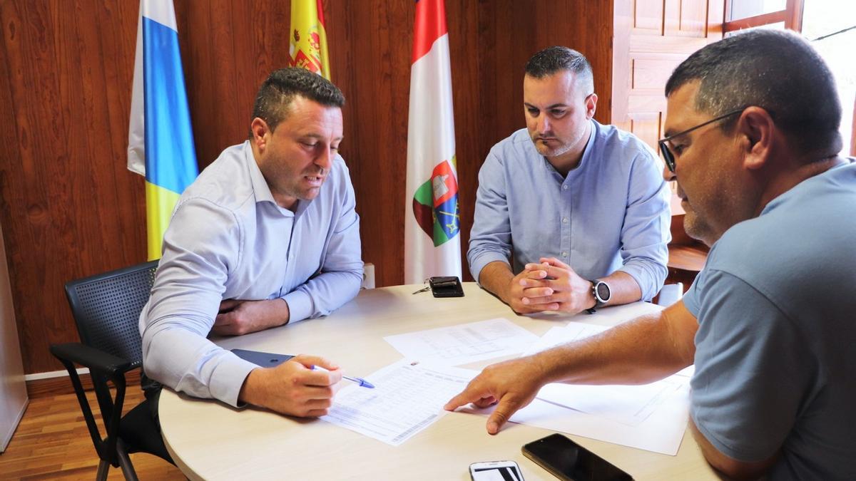 El alcalde de Yaiza, Óscar Noda, y el concejal de Deportes, Ángel Lago, en una reunión.