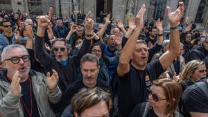 Los funcionarios de prisiones se manifiestan en la plaza de Sant Jaume