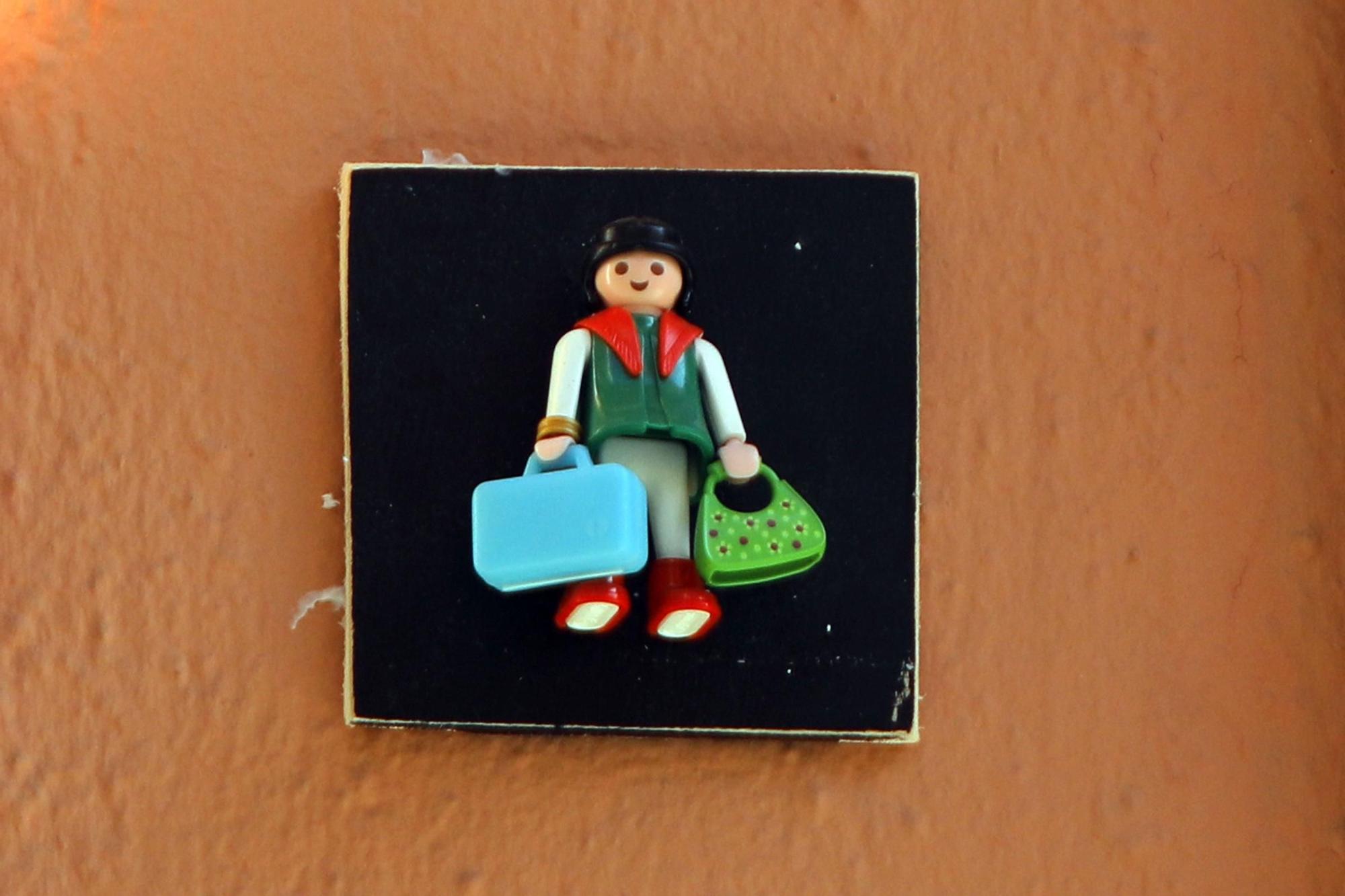 Figuras de Playmobil adornan las placas de calles en el centro de València