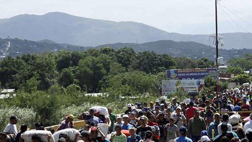 Venezolanos cruzan la frontera con Colombia por el puente Simón Bolívar, situado en San Antonio del Táchira.