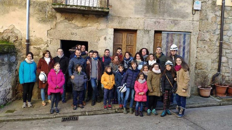 Uno de los grupos asistentes el pasado fin de semana a las visitas guidas a las bodegas de Fermoselle.