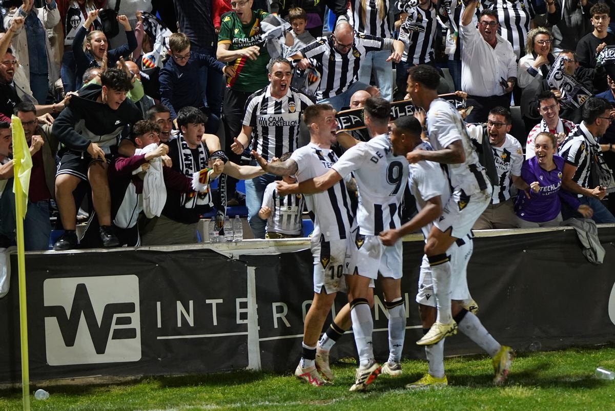 Celebración de un gol decisivo de Raúl Sánchez, contra el Intercity.