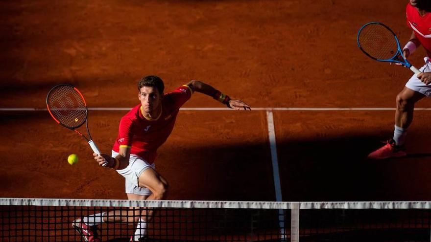 Pablo Carreño conecta una volea en la red, con Feliciano López a la derecha.