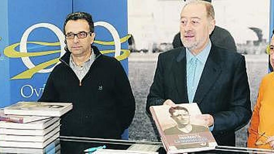 Gabino de Lorenzo, en el centro, ayer, en la carpa de Libroviedo, con Luis Martín, a la derecha.