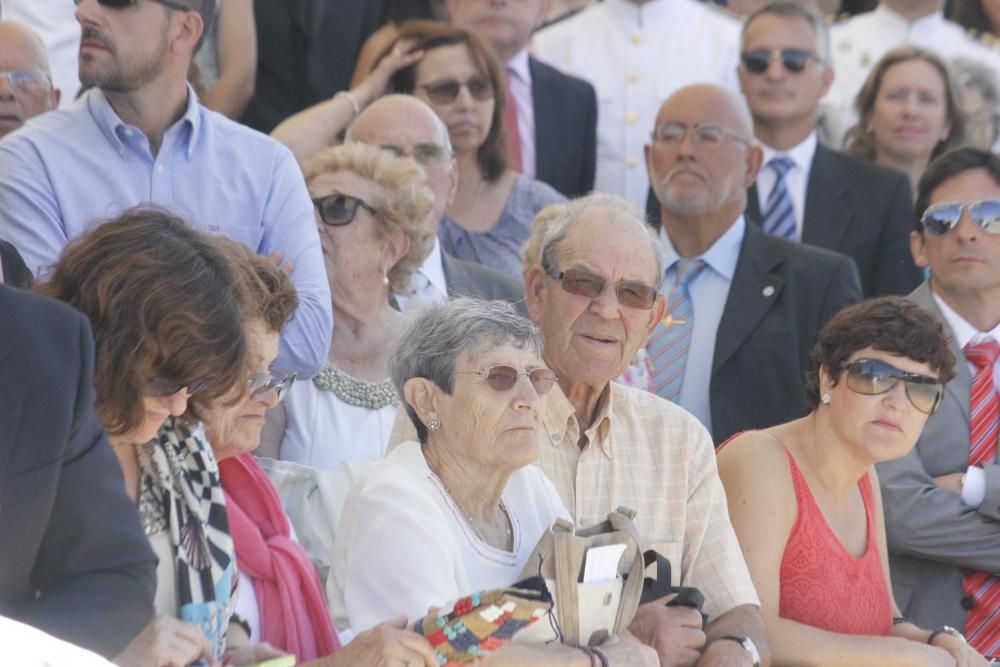 Entrega de despachos y jura de bandera en la Escue