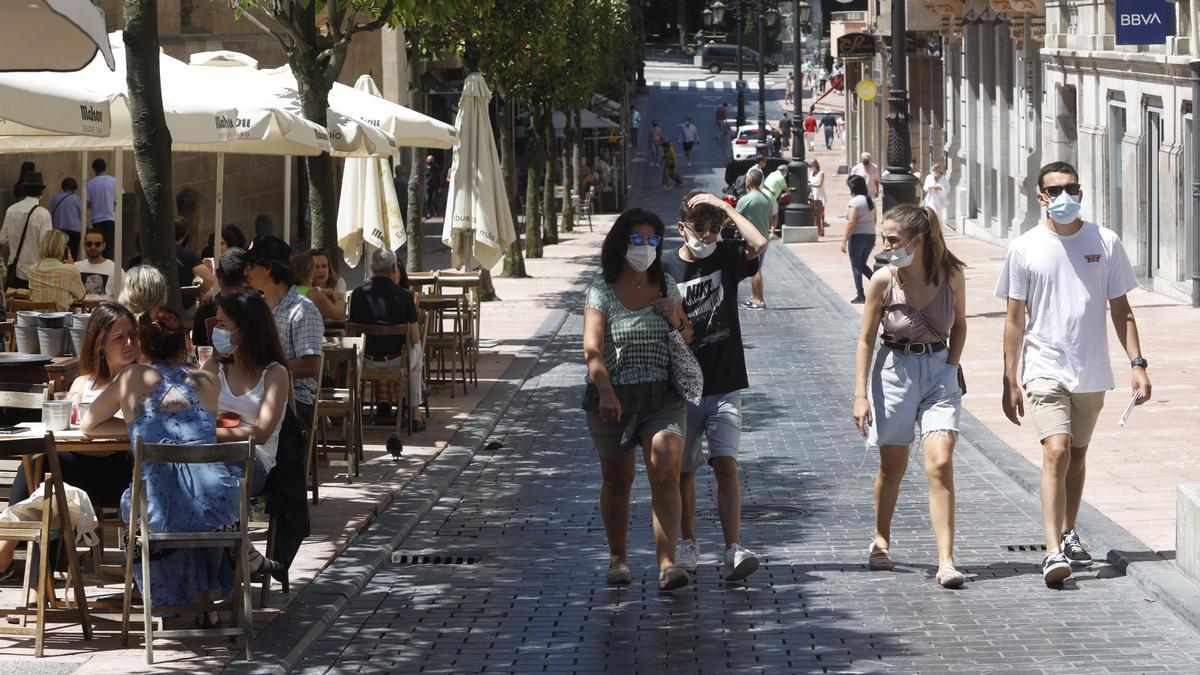 Ambiente de terrazas y mercado en Oviedo