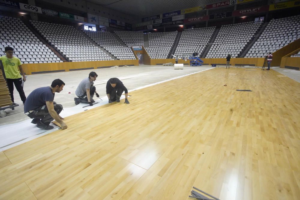 Col·locació del nou parquet del pavelló de Fontajau