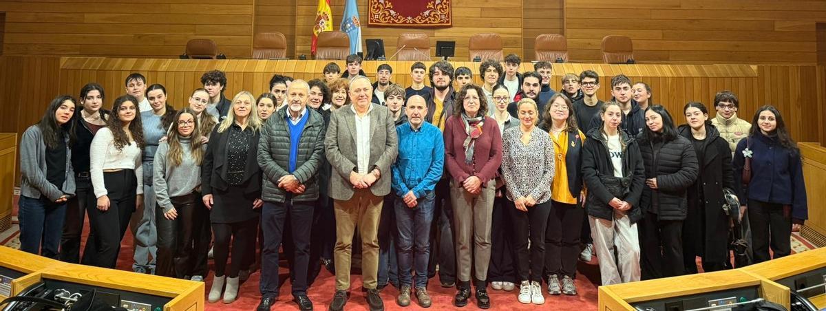 O alcalde larachés e a concelleira cos mozos no Parlamento de Galicia.