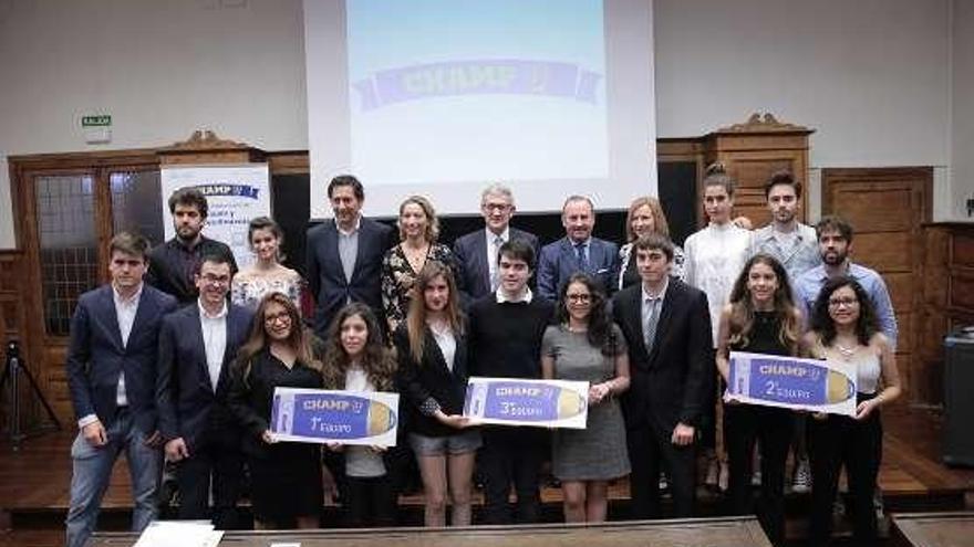 Foto de familia de los premiados en el certamen &quot;CHAMP-U&quot;.