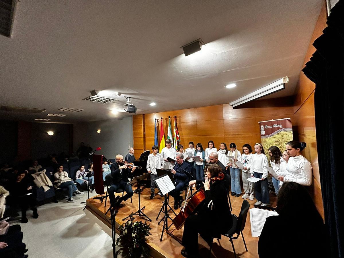 El coro durante el concierto en el Conservatorio de Cabra.