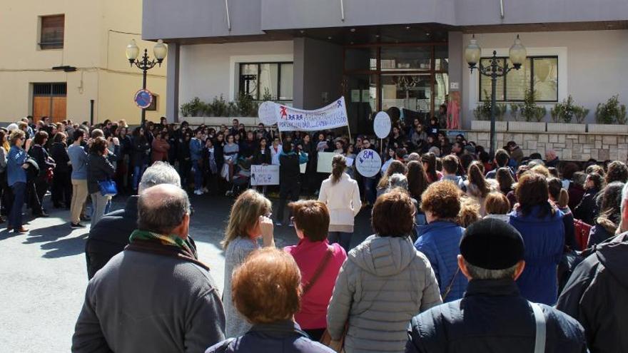 Concentración a las puertas del Ayuntamiento de Ibi.