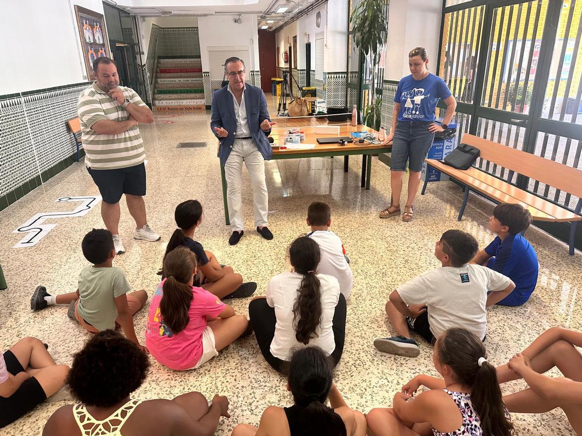 El CEIP Ramón del Valle Inclán de Málaga es uno de los centros que participa en este Programa de Refuerzo Estival. En la edición de 2025 acogió la presentación.