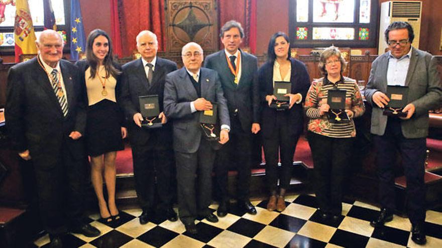 Los galardonados. De izq. a dcha., Martí Mora, Marga Crespí, Rafael Ferragut (Auditorium), Miquel Alenyà (Creu Roja), Mateo Isern, Marta Pérez (Cineciutat), Margalida Riutort (Cáritas) y Joan Llull (ALAS).