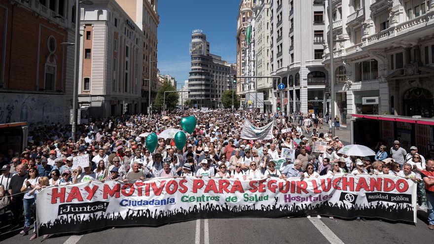 Miles de personas marchan por las calles de Madrid en defensa de la sanidad pública