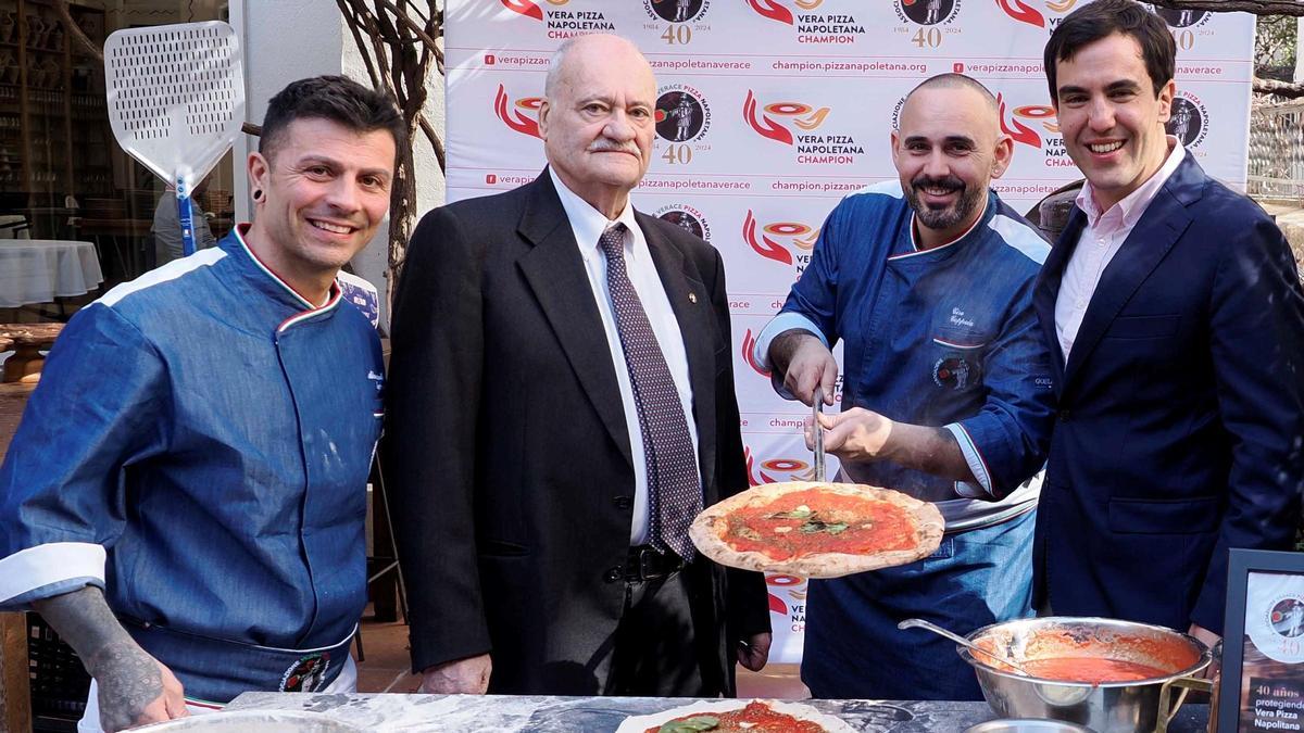 Antonio Pace, presidente de la Associazione Verace Pizza Napoletana, y Lluís Coromina (derecha), director general de Farinera Coromina, con los 'pizzaiolos' Alessandro Signore y Ciro Coppola.
