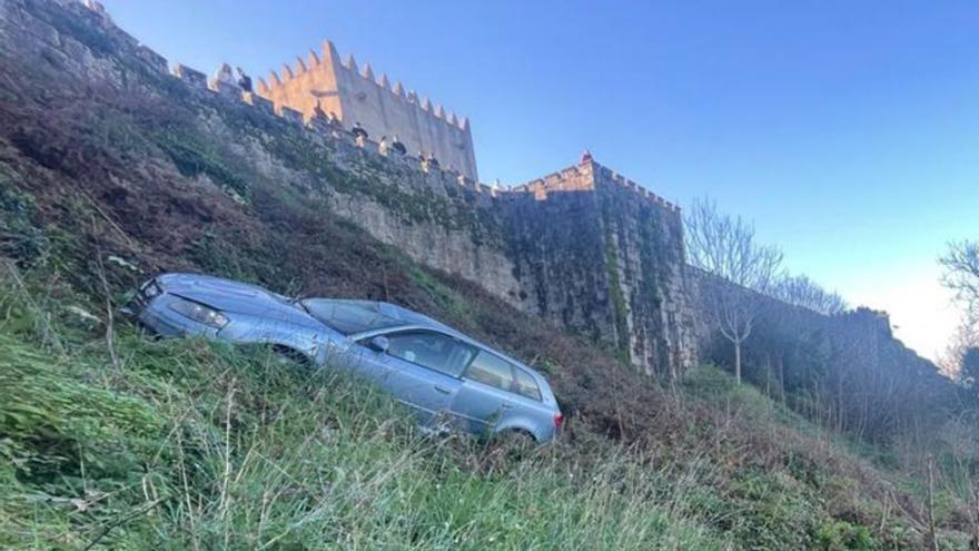 Herido un matrimonio al despeñarse su coche 10 metros desde el parador de Baiona