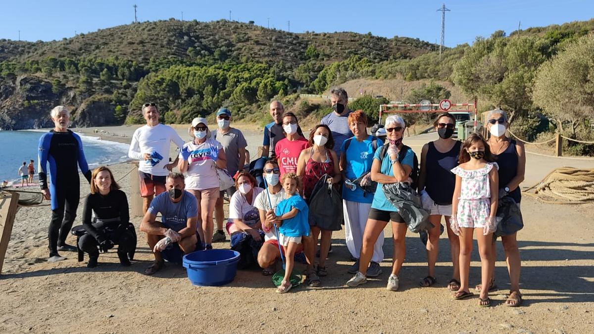 Els voluntaris i les voluntàries que han netejat, aquest matí, la platja de Garbet