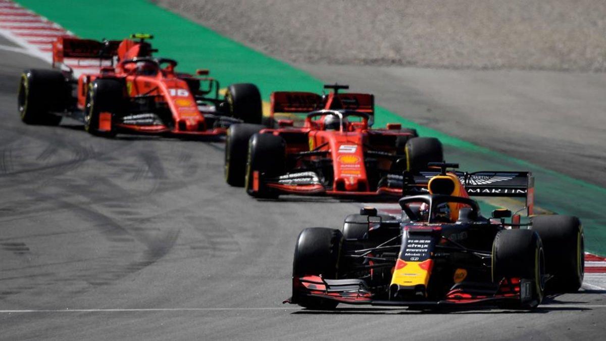 Max Verstappen por delante de los Ferrari durante el GP de España