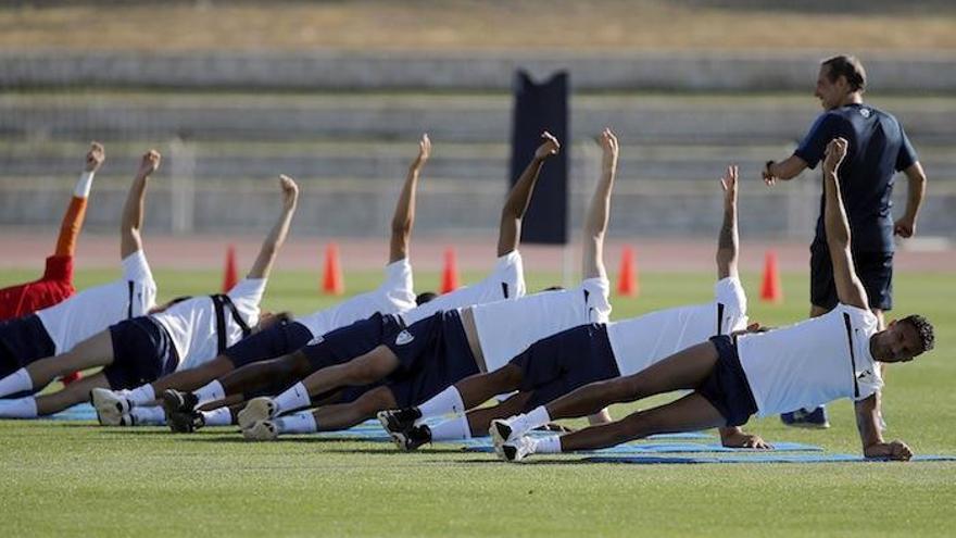 Esta noche, los jugadores del Málaga se olvidarán por un rato de las maratonianas jornadas de trabajo físico propias de la pretemporada para disputar su primer amistoso.