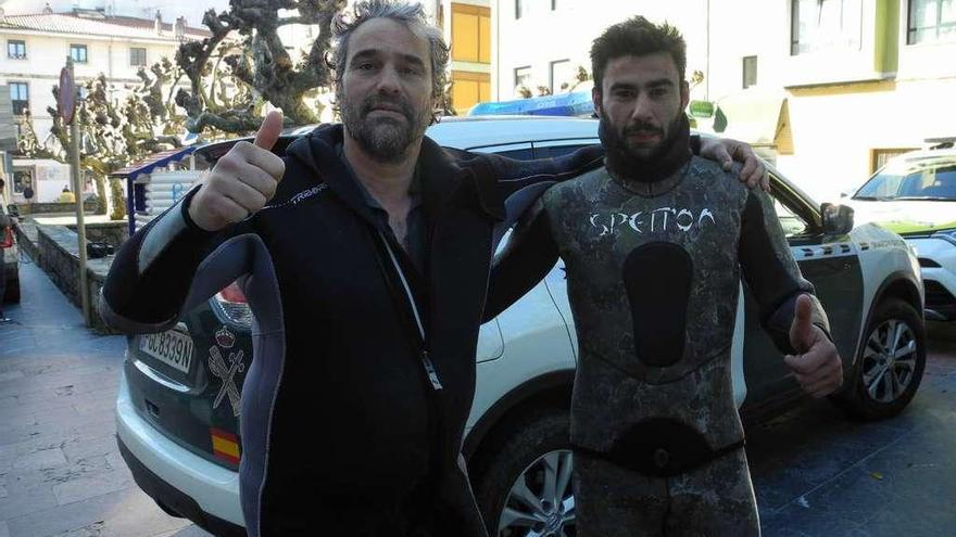 César Granda y Pablo Guerra, ayer, en Ribadesella, después de ser rescatados.