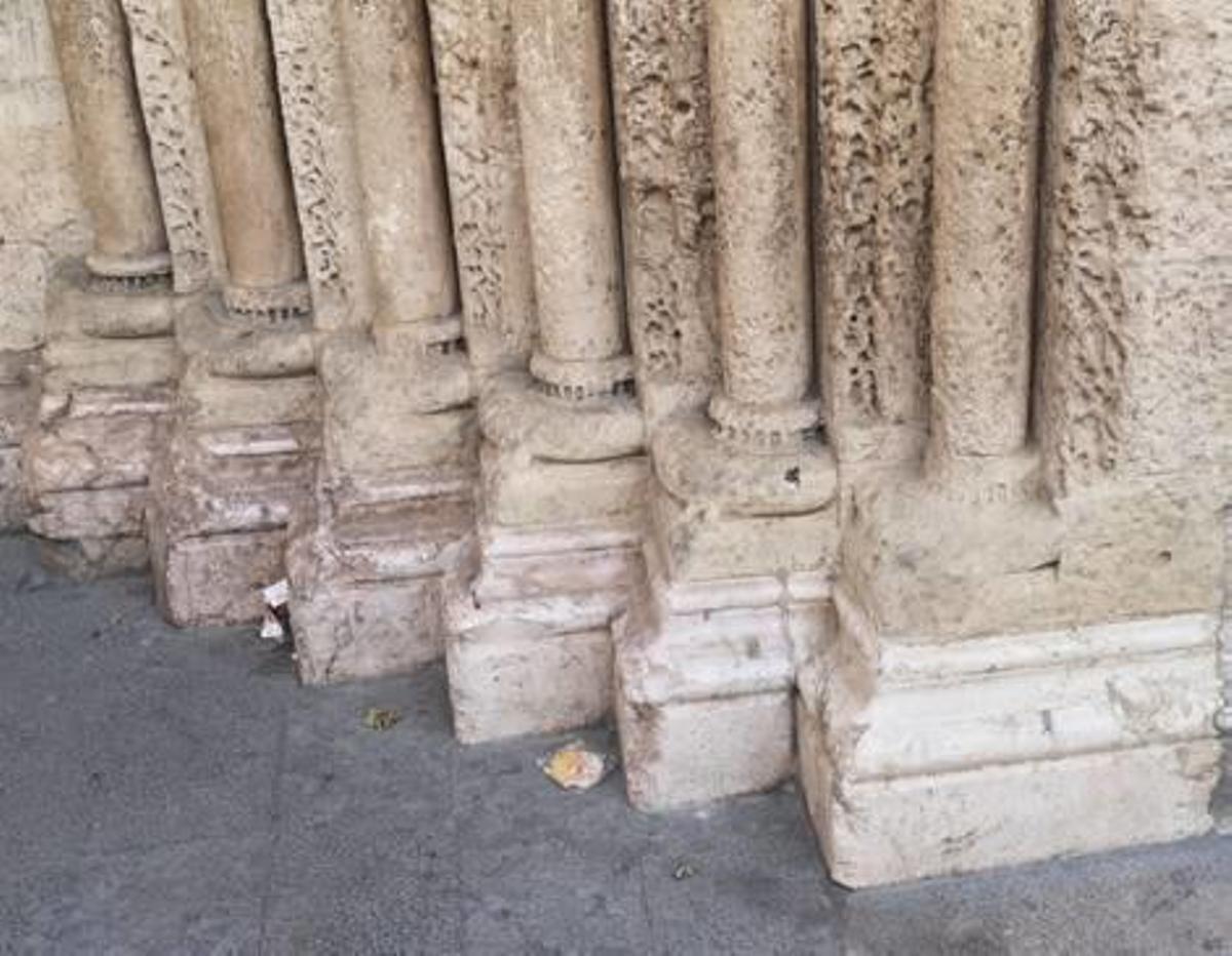 El mármol rosáceo de la puerta románica de la catedral procede de l'Ènova