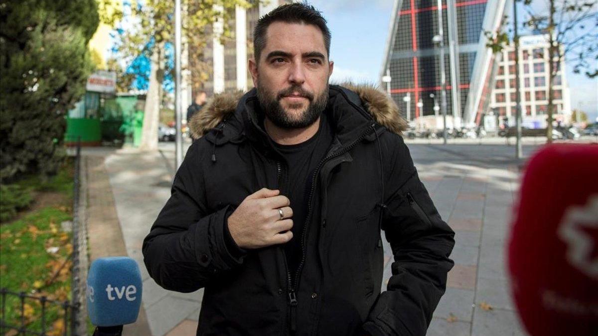 Dani Mateo se niega a declarar ante el juez por sonarse la nariz con la bandera de España
