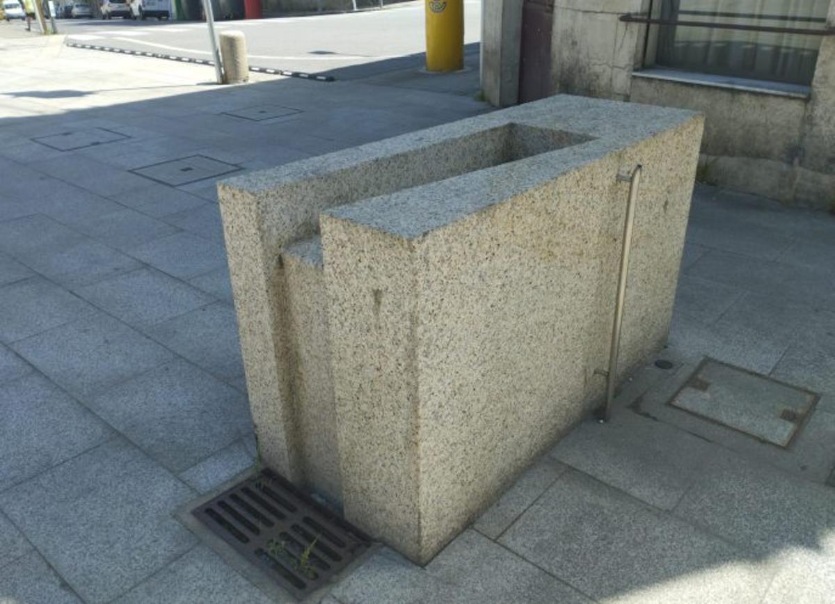 La fuente sin agua de la carballeira municipal. | L.D.