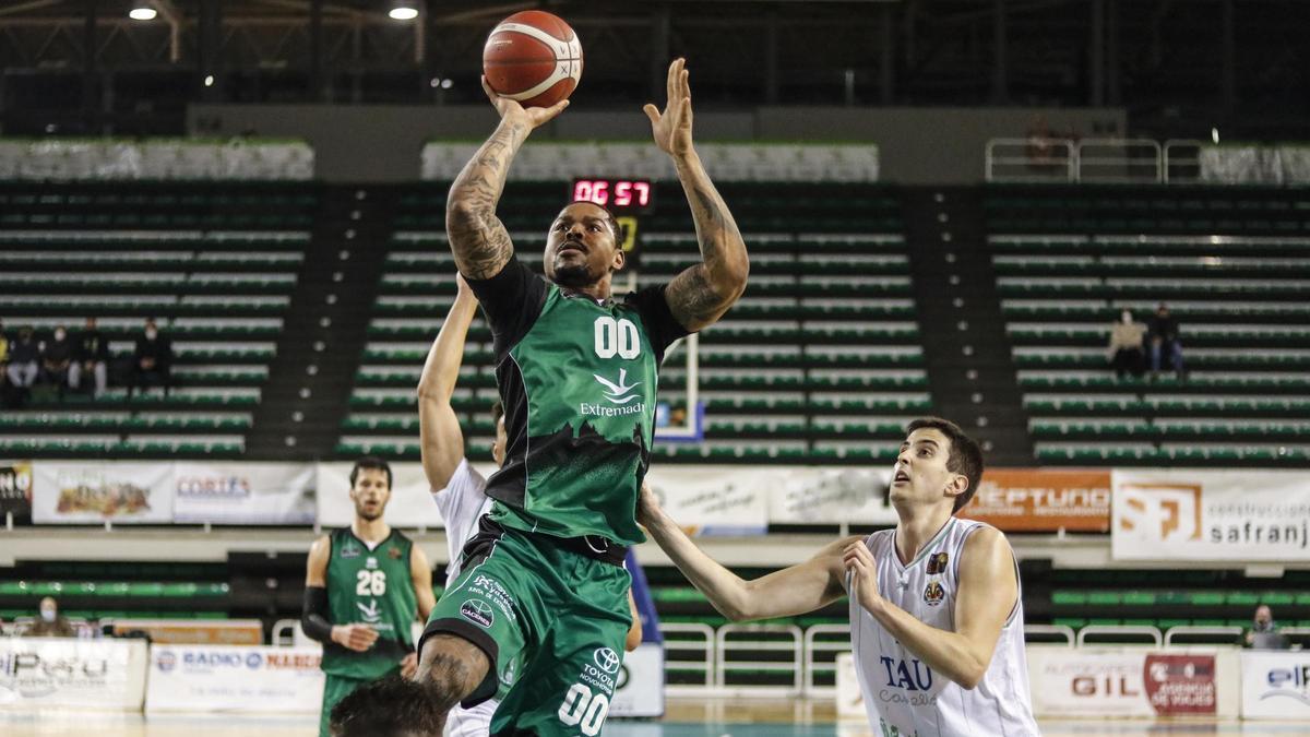 Ben Mbala lanza a canasta ante el Tau Castelló.