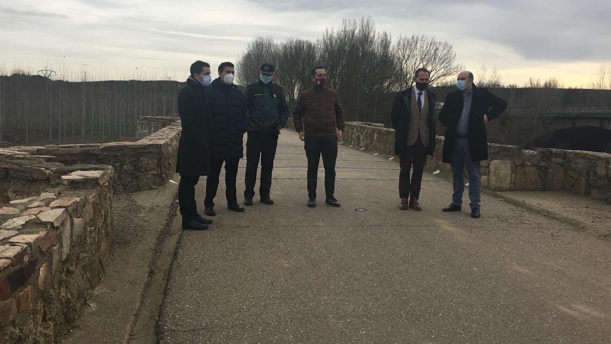 Un momento del acto de reapertura del tráfico en el puente de Castrogonzalo