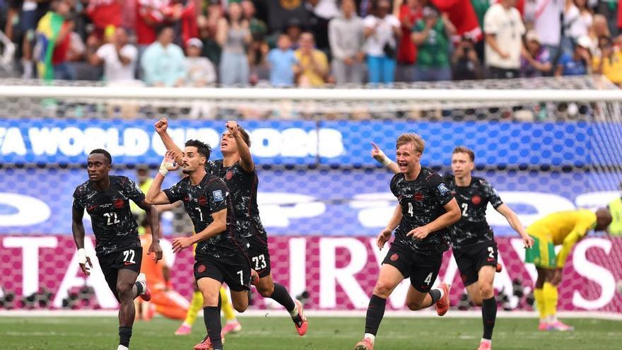 Canadá, primera selección en octavos al batir a Sudáfrica en el tiempo añadido